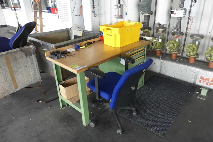 Werkbank mit Bürostuhl Maße in cm ca. 150 x 70 x 85
